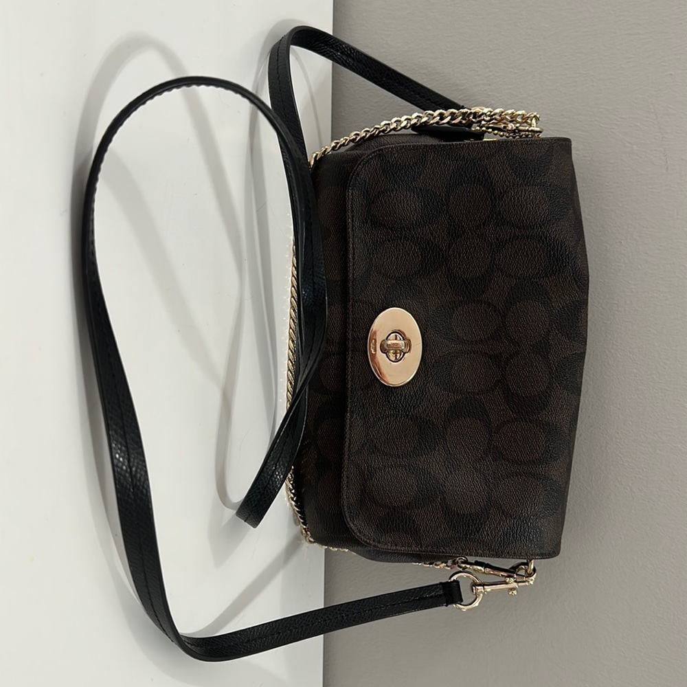 Brown coach bag like new. Has short and long strap
